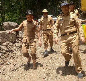 Jalan Desa Ranga Tertimpa Longsor, Muslimin Bando Turun ke Lokasi Bencana Jalan Desa Ranga Tertimpa Longsor, Muslimin Bando Turun ke Lokasi Bencana