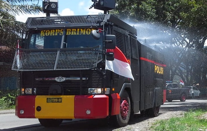 Tindak Lanjut Maklumat Kapolri, Serentak Wilayah Lutra Penyemprotan Disinfektan