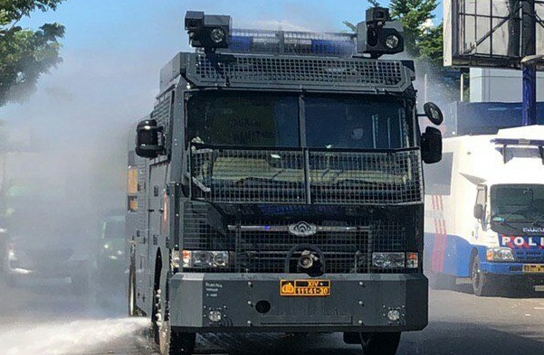 Polres Pelabuhan Makassar Kerahkan Water Cannon Semprot Disinfektan Ruas Jalan
