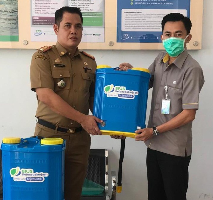 Dukung Cegah Covid-19, BPJAMSOSTEK Sidrap Serahkan Alat Semprot