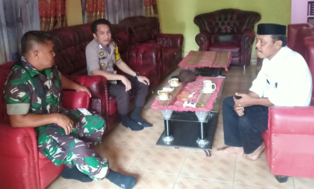 Bhabinkamtibmas - Babinsa Ajak Warga tak Panik Terhadap Virus Corona