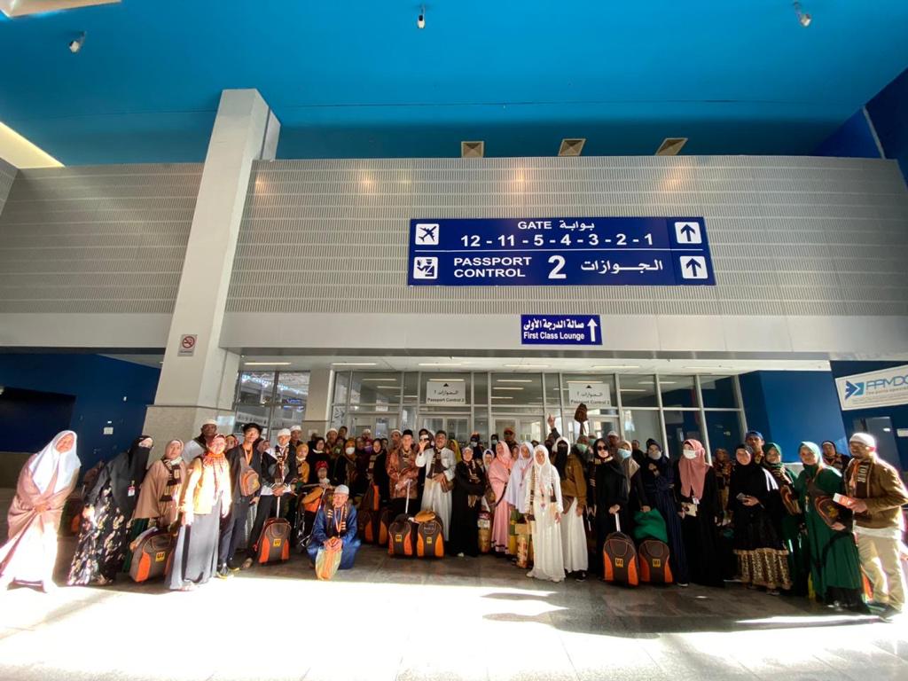 Usai Umrah, Jamaah Grup 128 Ujas Tour Sehat Walafiat