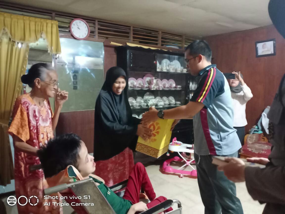 Jumat Berkah, Wakapolres Bagi Sembako Untuk Warga Kurang Mampu di Malimongan Tua