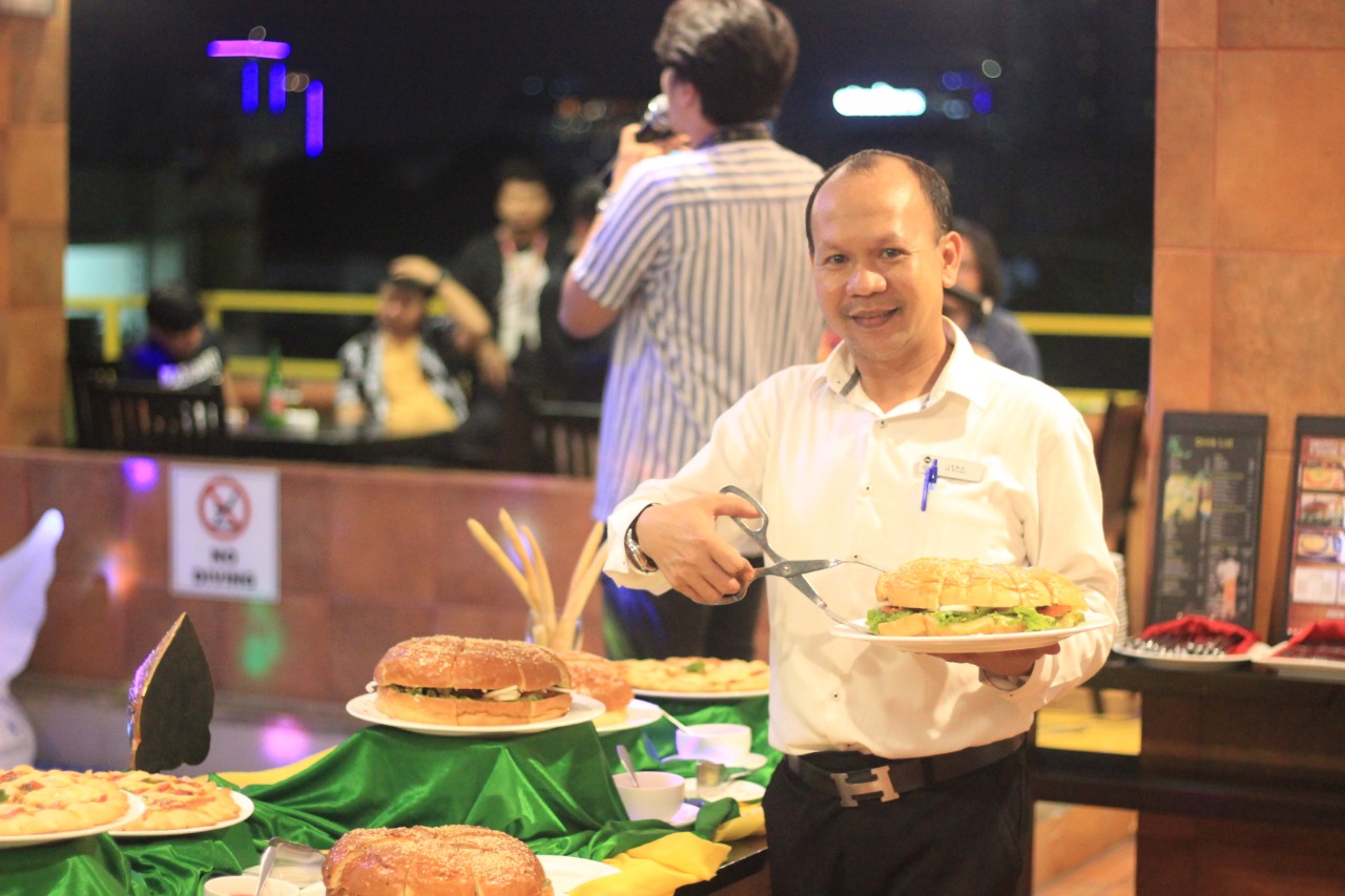 Serunya Pizza & Burger Party Di Losari Pool Best Western Plus Makassar