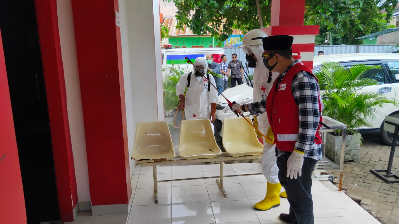 Cegah Virus Corona, PMI Makassar Lakukan Penyemprotan Disinfektan