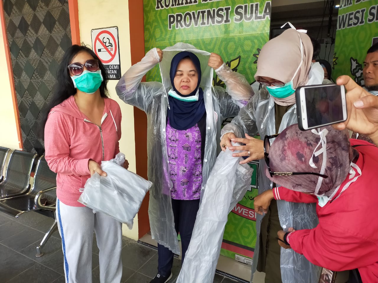Jurnalis di Makassar Bergerak Bagikan APD ke Tenaga Medis