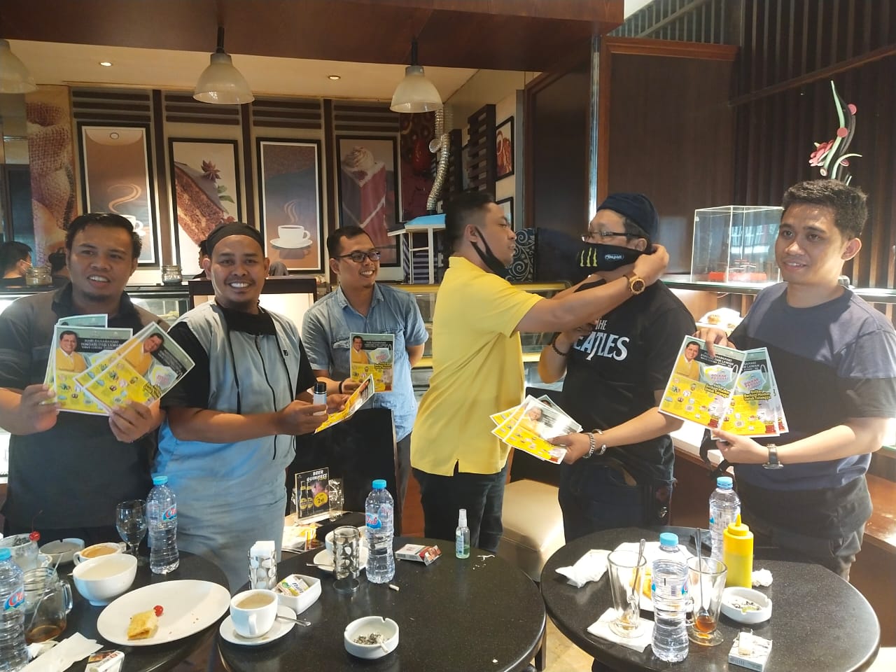 Cegah Penularan Corona, Golkar Sulsel Bagikan 8.000 Masker ke Masyarakat
