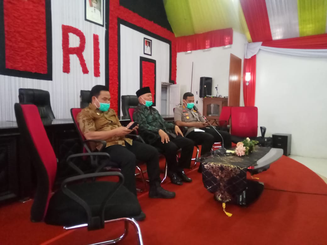 Koordinasi Penanganan Covid-19, Bupati Enrekang VidCon dengan Gubernur Sulsel