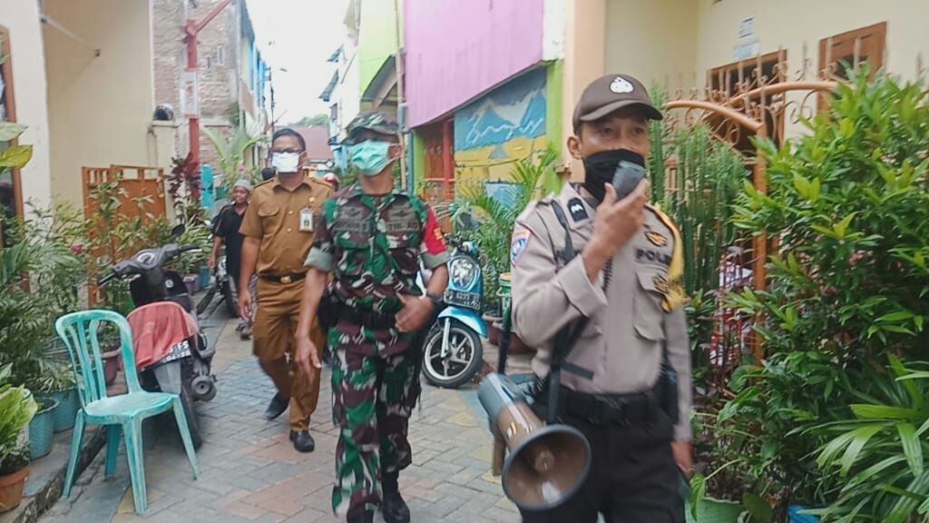 Cegah Covid-19, Bhabinkamtibmas Bersama Tiga Pilar Kelurahan Totaka Saling Bersinergi 