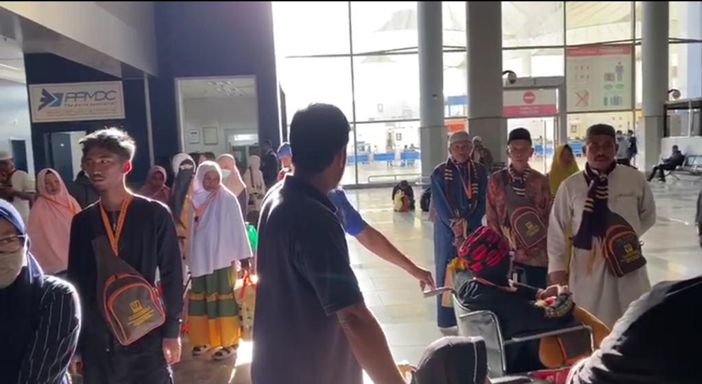 Usai Umrah, Jamaah Grup 128 Ujas Tour Sehat Walafiat Usai Umrah, Jamaah Grup 128 Ujas Tour Sehat Walafiat