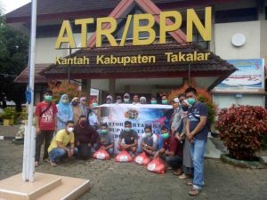 Perangi Covid-19, BPN Takalar Bagikan Paket Sembako untuk Tukang Becak dan Ojek