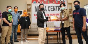 Pemkab Bantaeng dan PKK Serahkan Bantuan APD ke Jurnalis Peduli