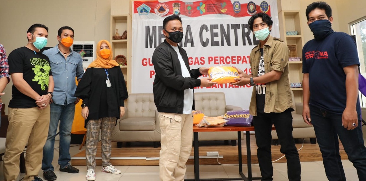 Pemkab Bantaeng dan PKK Serahkan Bantuan APD ke Jurnalis Peduli
