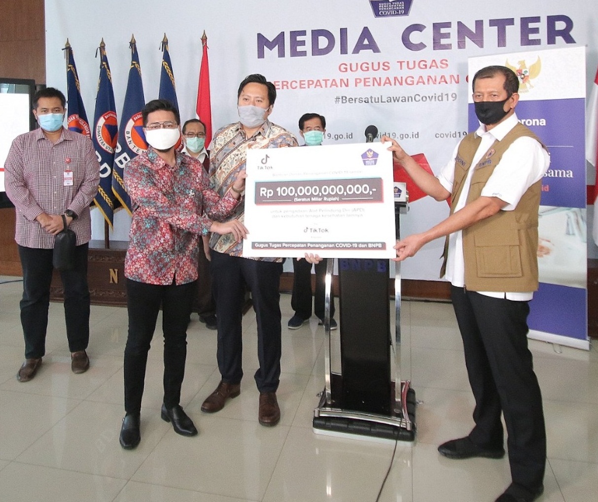 Hadapi Covid-19, TikTok Dukung Tenaga Kesehatan Serahkan Bantuan Rp100 M
