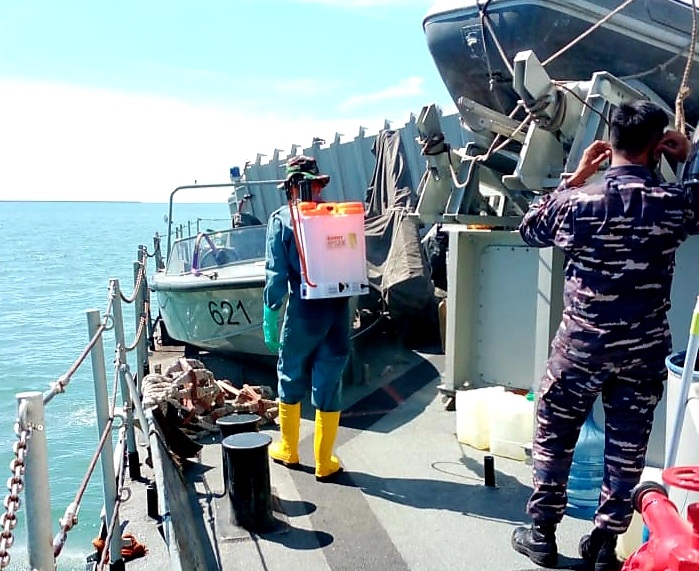 Dua Hari Subsatgas Covid-19 Lantamal VI Sukses Sterilkan Dua Kapal Perang
