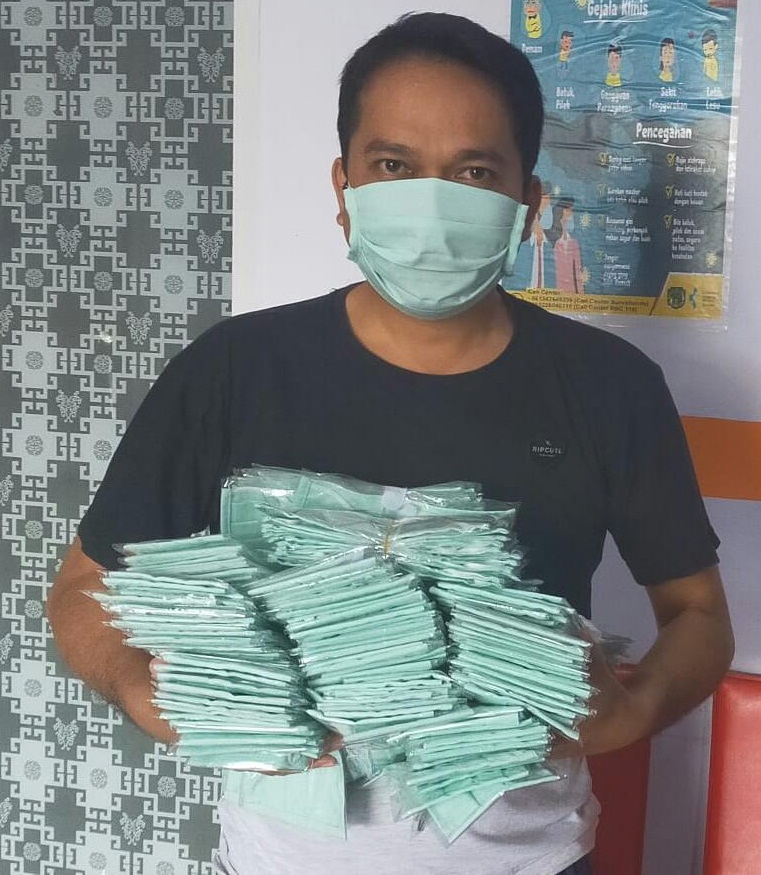 Suharto, Pjs. Kades Laba Bagikan Masker ke Warganya