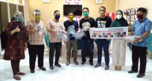 Komunitas Relawan Ayo Bergerak Cegah Corona, Serahkan APD ke RS Batara Siang