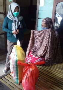 Di Tengah Pandemi, Istri Wabup Sidrap Anita Kamagi Bag-Bagi Sembako ke Warga