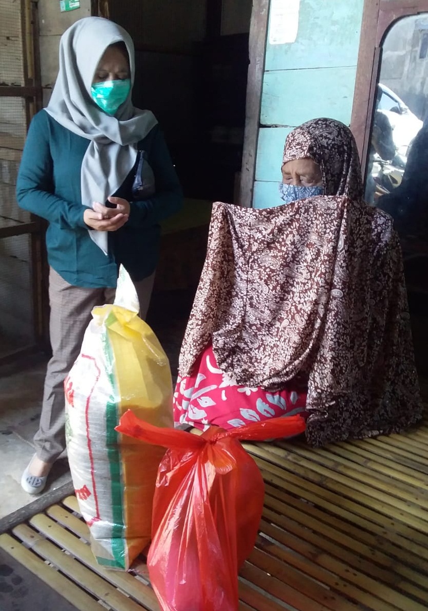 Di Tengah Pandemi, Istri Wabup Sidrap Anita Kamagi Bag-Bagi Sembako ke Warga