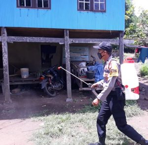 Bhabinkamtibmas Desa Lakatong Semprot Desinfektan di Rumah Warga