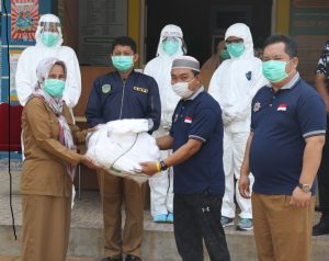 AMPI Lutim Serahkan Bantuan APD ke Puskesmas Malili dan Lampia