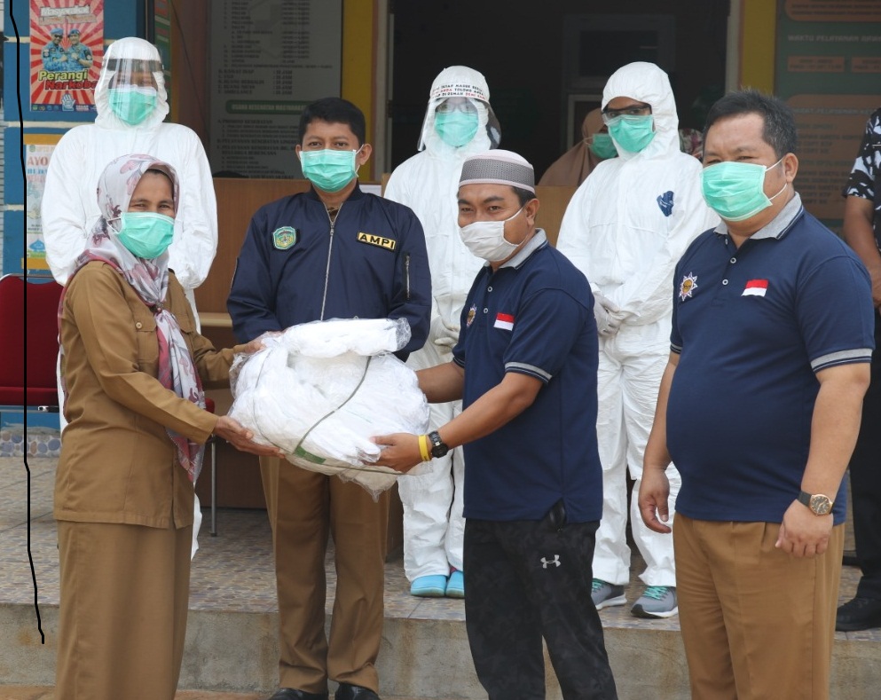 AMPI Lutim Serahkan Bantuan APD ke Puskesmas Malili dan Lampia