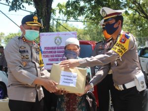 Kapolres Pangkep Bagikan Sembako ke Pabentor