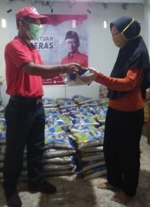 16.4 foto majene peduli Peduli Dampak Covid-19, Anggota DPR RI Arwan Aras Bagikan Beras
