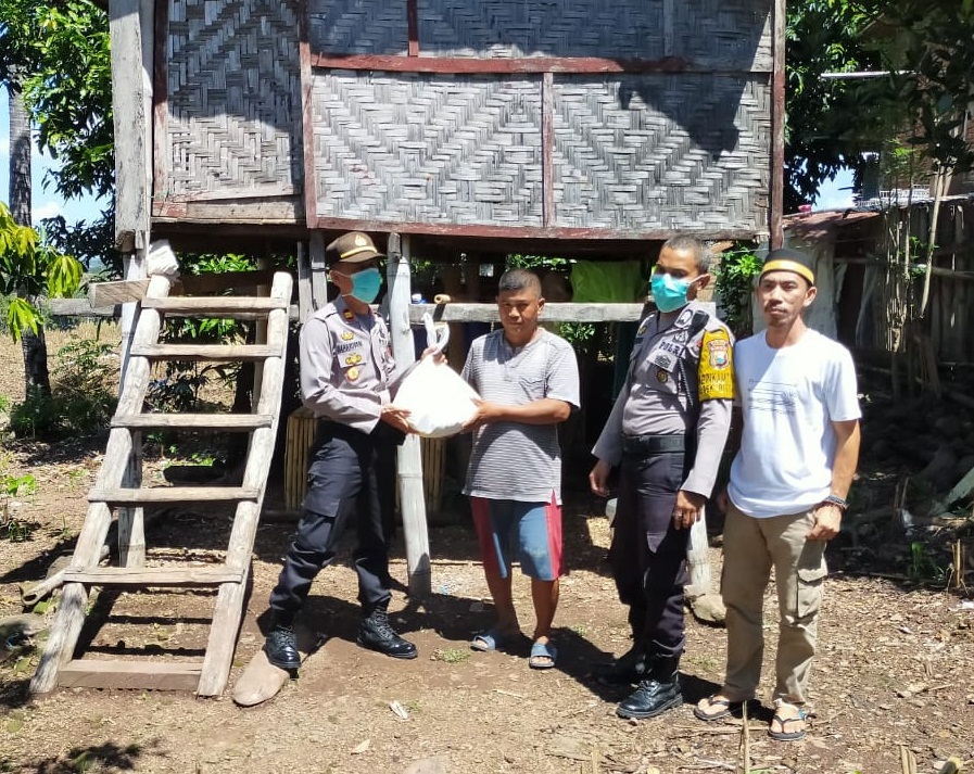 Kapolsek Bissappu Bagikan Sembako ke Warga