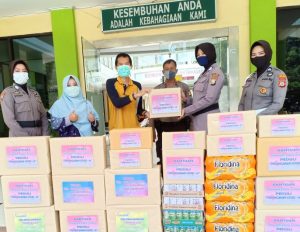 Bhayangkari Cabang Enrekang Bantu Tenaga Medis RSUD Maspul Bhayangkari Cabang Enrekang Bantu Tenaga Medis RSUD Maspul