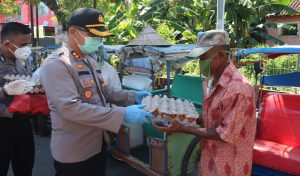 Polres Maros Bagikan Sembako ke Warga Rentan Terdampak Covid-19