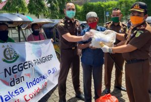20.4 foto pangkep jaksa Peduli Dampak Covid-19, Kejari dan PJI Pangkep Bagikan Sembako ke Pabentor