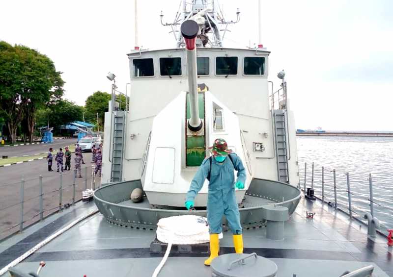 Pejuang Covid-19 Lantamal VI Kembali Sterilkan Kapal Perang KRI Sura-802
