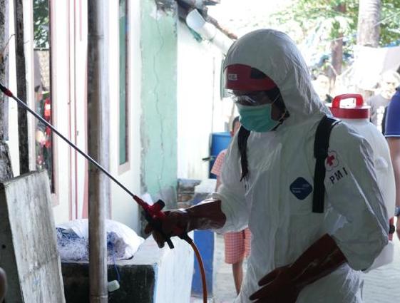 PMI Makassar Lakukan Penyemprotan Disinfektan di Pulau Lae-Lae