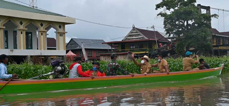 Disnakkan Sidrap Lepas 190 Ribu Benih Ikan Air Tawar di Danau Sidenreng