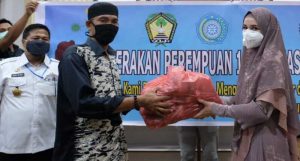 Ketua TP PKK Gowa Serahkan Bantuan Masker ke Pedagang Pasar