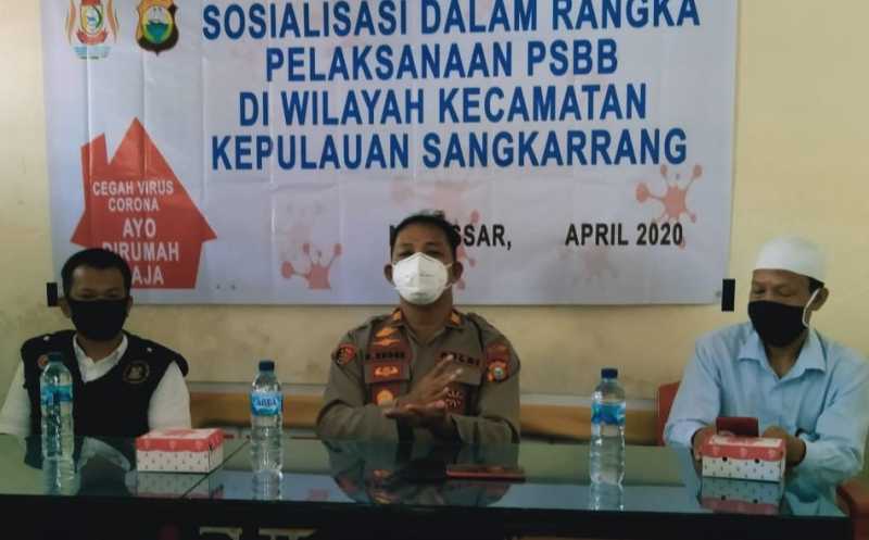 Kapolsek Ujung Tanah dan Camat Sosialisasi PSBB di Kepulauan Sangkarrang