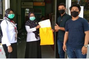 Pemuda Kreatif Galesong Bagi APD ke Tenaga Medis