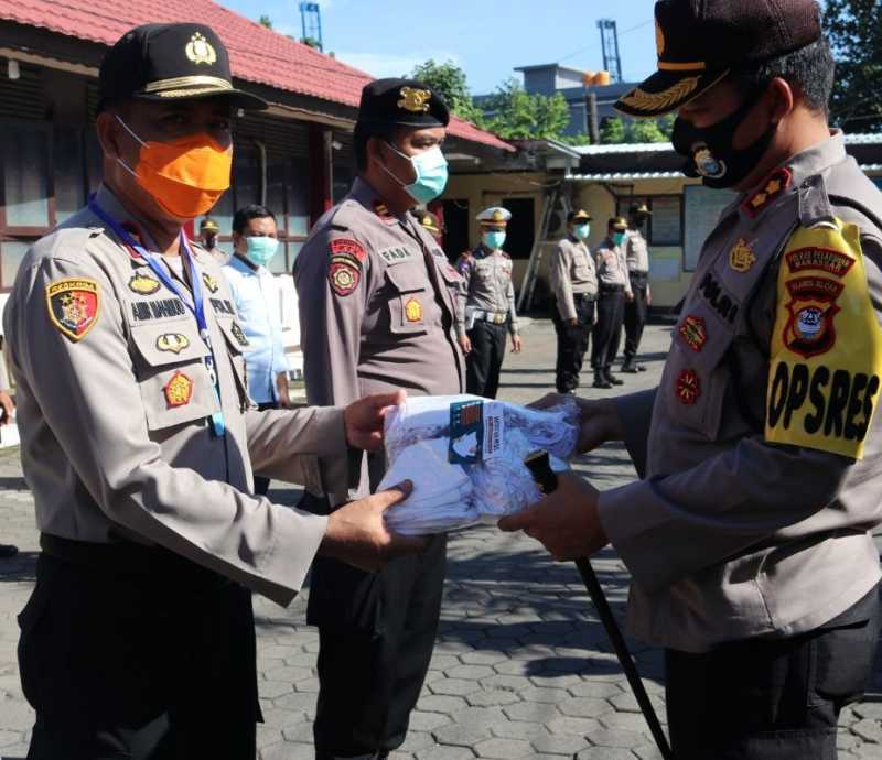 Tangkal Covid-19, Kapolres Pelabuhan Bagikan Masker ke Anggota