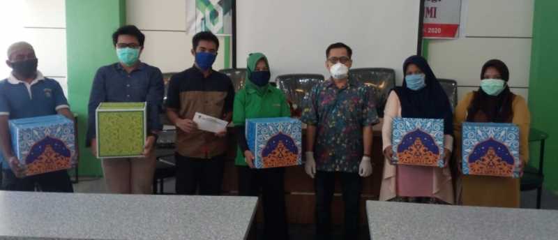 Peringati Milad ke-VIII di Tengah Covid 19, FKG UMI Salurkan Bantuan Sembako