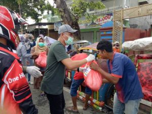 Perangi Covid-19, BPN Takalar Bagikan Paket Sembako untuk Tukang Becak dan Ojek