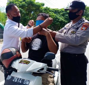 28.4 foto enrek bpn Peduli Covid-19, BPN Enrekang Bagi Sembako dan Masker ke Warga tak Mampu