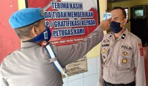 30.4 foto ut Antisipasi Virus Corona, Provos Polsek Ujung Tanah Cek Suhu Tubuh Anggota