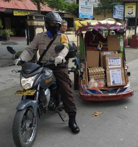 Polsek Wajo Kawal Pendistribusian Sembako ke Warga Terdampak Covid-19