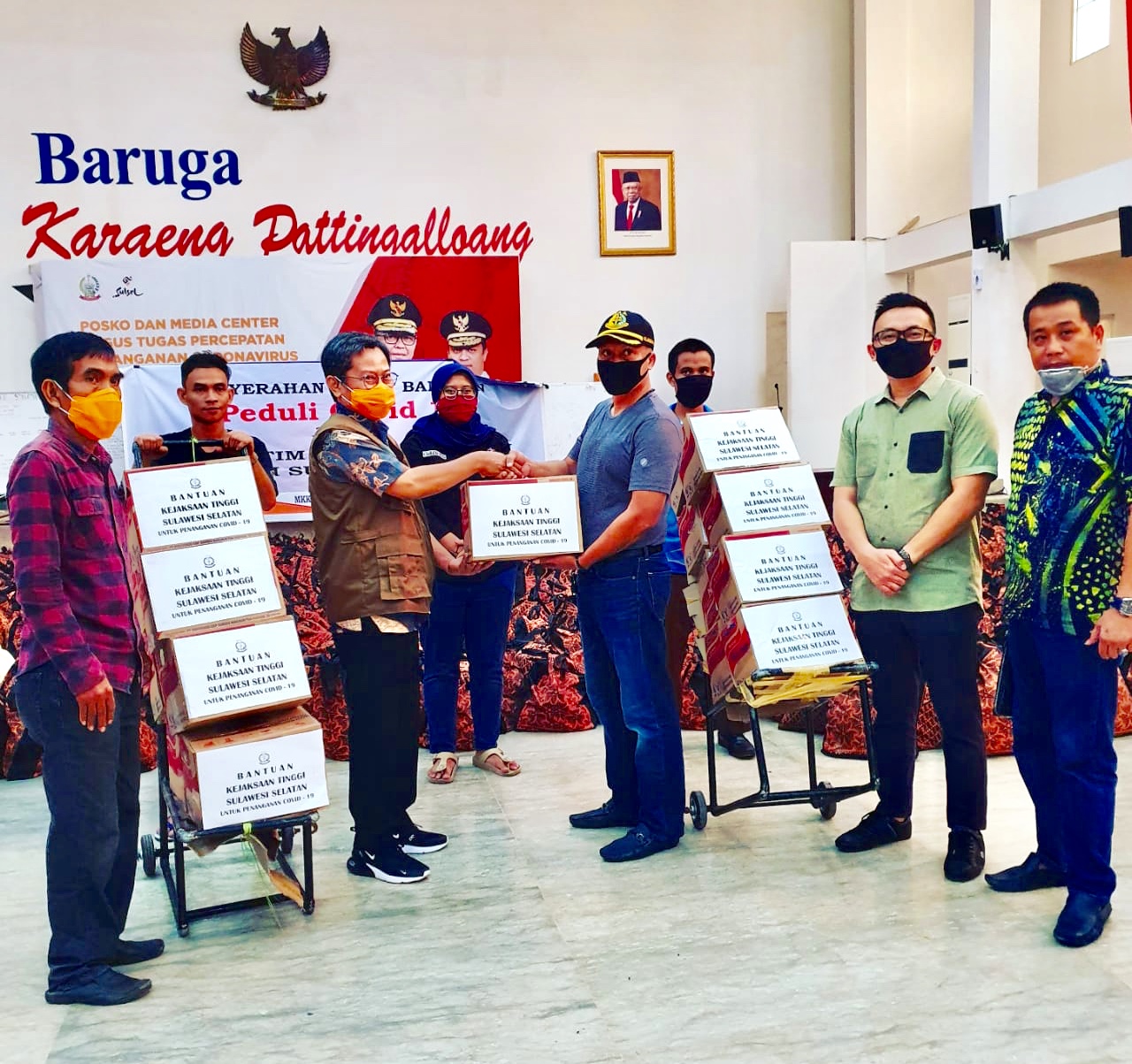 Covid-19, Kejati Serahkan 200 Dus Mie Instan ke Pemprov Sulsel