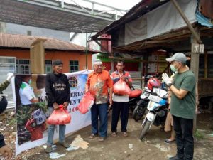 Perangi Covid-19, BPN Takalar Bagikan Paket Sembako untuk Tukang Becak dan Ojek