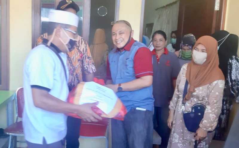 Forkom Kelapa Tiga Salurkan 180 Paket Sembako