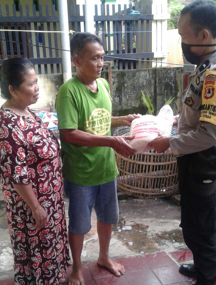Dampak Covid-19, Bhabinkamtibmas Polsek Ujung Tanah Beri Sembako Warga