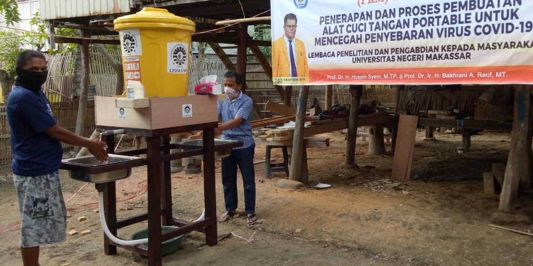 LP2M UNM Makassar Pasang Alat Cuci Tangan Portable
