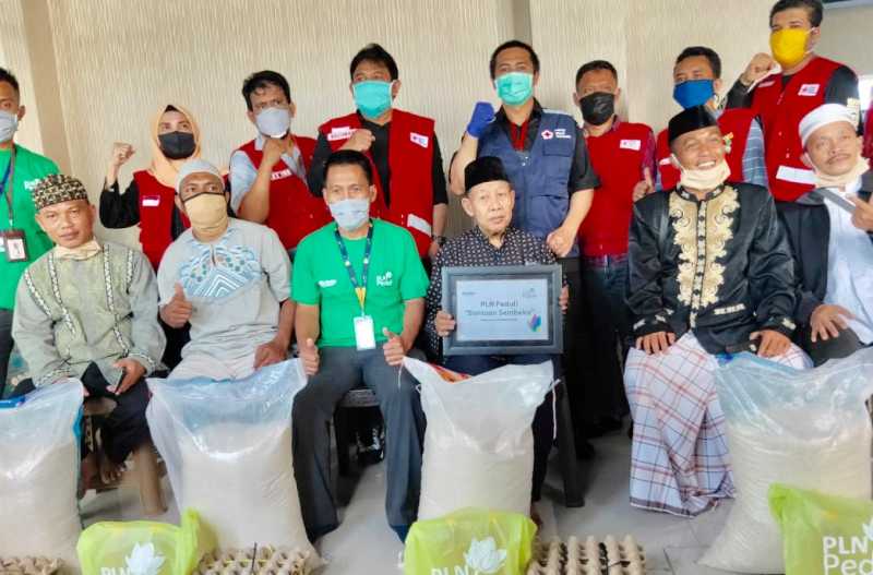 PLN Salurkan Bantuan Sembako Melalui PMI untuk Imam Masjid
